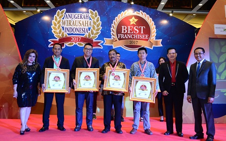 RJ Steel Apresiasi Franchisee Dan Mitra Dengan Penghargaan The Best Franchisee Award 2017 