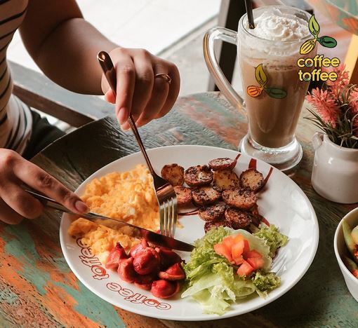 Mencicipi Lezatnya Sausage Platter, Kudapan Favorit di Coffee Toffee