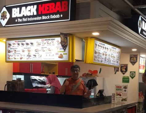 Bisnisnya Sustainable, Pria Ini Sukses Buka 3 Outlet Black Kebab di Solo