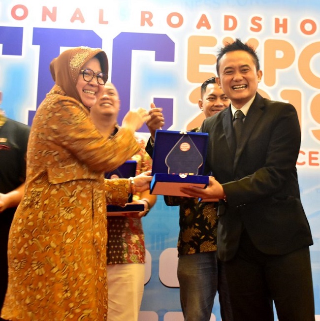 Franchise Depo Air Minum Biru Raih Penghargaan Waralaba Padat Karya 2019